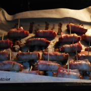 Cârnăciori în bacon. Masa de Crăciun